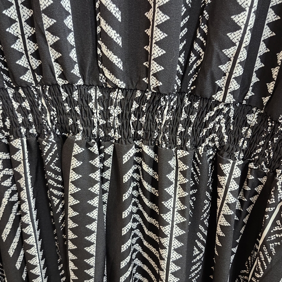 BloomChic Black and White Chevron Maxi Dress - Picture 4 of 4